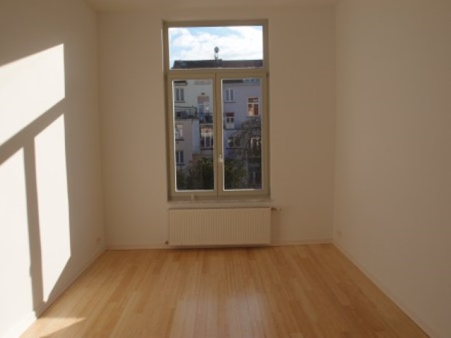 This image has an empty alt attribute; its file name is RCQ73-1st-floor-garden-bedroom.jpg