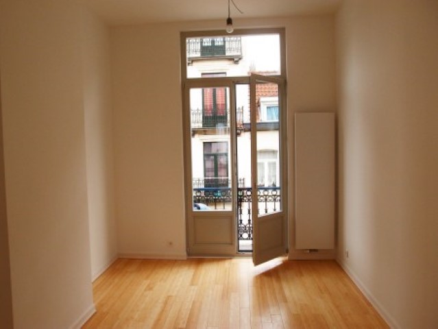 This image has an empty alt attribute; its file name is RCQ73-1st-floor-street-bedroom.jpg