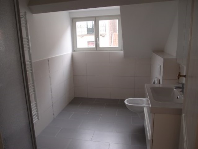 This image has an empty alt attribute; its file name is RCQ73-2nd-floor-bathroom-2.jpg