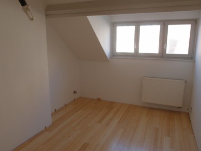 This image has an empty alt attribute; its file name is RCQ73-2nd-floor-front-room-1.jpg