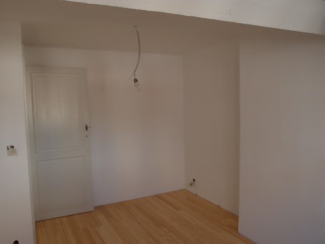 This image has an empty alt attribute; its file name is RCQ73-2nd-floor-front-room-2.jpg